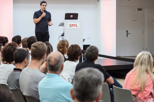 L’équipe a dévoilé mercredi soir sa nouvelle voiture de Formula Student électrique dans le nouveau makerspace de l’EPFL. Elle participera à quatre compétitions cet été en Europe. Artemis, la nouvelle voiture de Formula Student de l'EPFL Racing Team.