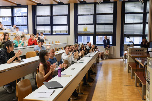 A l'occasion du dernier cours de Claude Nicollier, ses amis, collègues et famille lui ont fait la surprise d'être présents