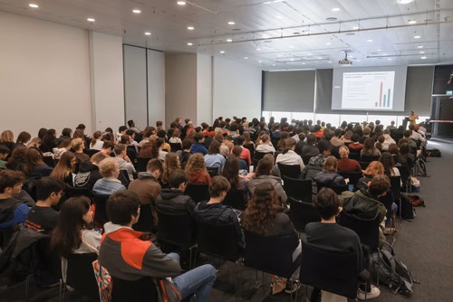 Un événement d’envergure pour préparer son avenir. Comme chaque année, l’EPFL, via son Service de promotion de l’éducation et en collaboration avec ses facultés, se réjouit d'accueillir les gymnasiennes et gymnasiens sur son campus. L’École propose de venir découvrir ses filières de formation, sa communauté estudiantine, son corps enseignant, ses équipes de recherche, les divers services dédiés aux étudiantes et étudiants débutant à l’EPFL, ainsi que les multiples associations chargées d’animer la vie socia