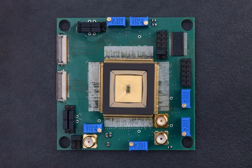 En combinant une conception de puce à faible puissance, des algorithmes de machine learning et des électrodes souples implantables, des scientifiques de l’EPFL sont parvenus à créer une interface neuronale capable d’identifier et de supprimer les symptômes de divers troubles neurologiques. Mahsa Shoaran, du Laboratoire de neurotechnologies intégrées de la Faculté des sciences et techniques de l’ingénieur, a travaillé avec Stéphanie Lacour du Laboratoire d’interfaces bioélectroniques souples pour mettre au p