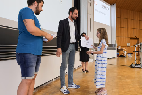 Remises des attestations pour les enfants du Jura 2023 En présence du Ministre de l’éducation du Canton du Jura, M. Martial Courtet Service de promotion des Sciences 