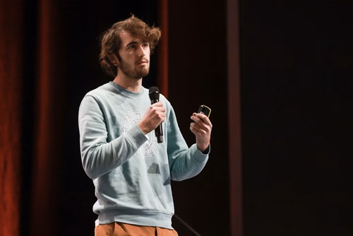 Un événement d’envergure pour préparer son avenir. Comme chaque année, l’EPFL, via son Service de promotion de l’éducation et en collaboration avec ses facultés, se réjouit d'accueillir les gymnasiennes et gymnasiens sur son campus. L’École propose de venir découvrir ses filières de formation, sa communauté estudiantine, son corps enseignant, ses équipes de recherche, les divers services dédiés aux étudiantes et étudiants débutant à l’EPFL, ainsi que les multiples associations chargées d’animer la vie socia