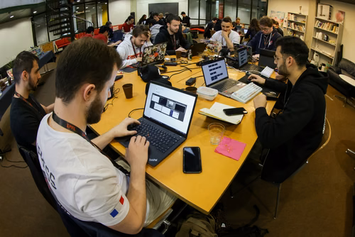 Capture The Flag (capture du drapeau) ou CTF est une compétition de cybersécurité dont le but est de faire de l’ingénierie inverse, de décrypter et de pirater des systèmes informatiques pour capturer des drapeaux et gagner des points pour son équipe. Final