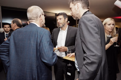 La première édition du gala EPFL Alumni a réuni près de 650 diplômé.es au Rolex Learning Center. Ils ont pu participer à une soirée festive et entendre le Prof. Patrick Aebischer – Président de l’EPFL jusqu’à fin 2016 – et le Prof. Martin Vetterli – Président de l’EPFL dès 2017 – échanger sur la transmission de Présidence.