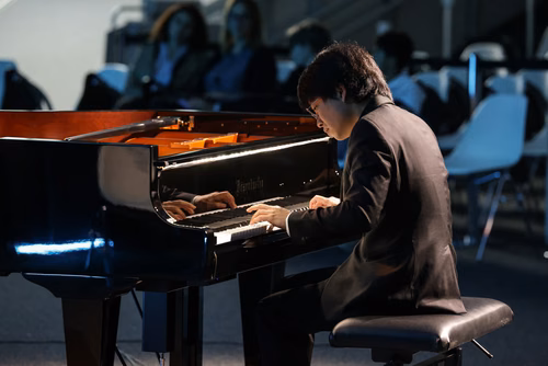 Dans le cadre de l’exposition Musica ex Machina, EPFL Pavilions présente un concert exceptionnel entre mathématiques, musique et pensée computationnelle, donné par le pianiste, compositeur et improvisateur américano-taïwanais Kit Armstrong.