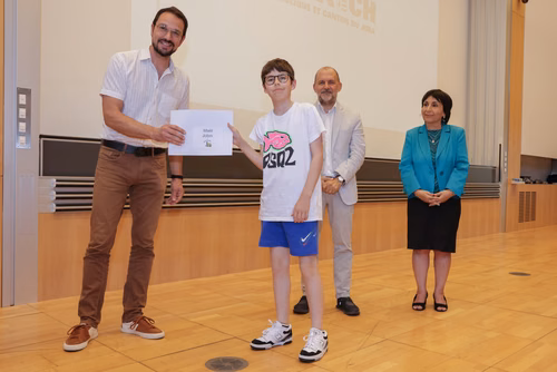 Remise des attestations aux participantes et participants aux cours organisés par le Service de Promotion des Sciences dans le canton du Jura. Avec la participation, pour cette édition, du ministre de l'enseignement, Martial Coutet et du vice-président pour l’innovation et l’impact, Edouard Bugnon