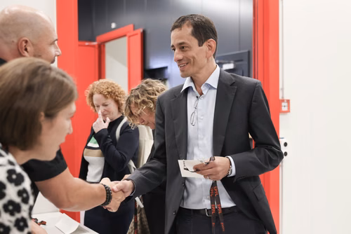 Après 3 ans de travaux, l’EPFL inaugure aujourd’hui sa nouvelle centrale thermique qui permet au campus lausannois de se chauffer et de se refroidir intégralement avec l’eau du lac et en exploitant la chaleur dégagée par son centre de données. Pour l’École, il s’agit d’une étape majeure en vue d’atteindre la neutralité carbone.