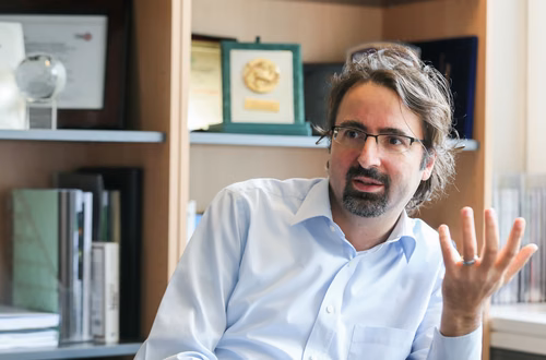 Francesco Stellacci, professeur au sein de la faculté STI, évoque ses recherches en nanomédecine et com-ment celles-ci pourraient contribuer à faire face à la crise du coronavirus. "Un médicament nous permettrait de gagner  du  temps"