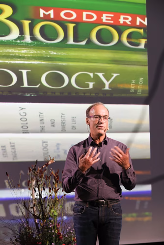 The EPFL School of Life Sciences turned 20 and celebrates this occasion with a unique symposium.