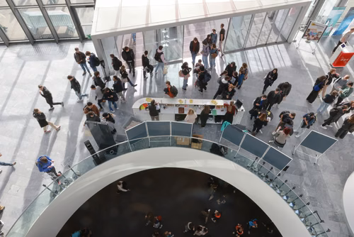 Un événement d’envergure pour préparer son avenir. Comme chaque année, l’EPFL, via son Service de promotion de l’éducation et en collaboration avec ses facultés, se réjouit d'accueillir les gymnasiennes et gymnasiens sur son campus. L’École propose de venir découvrir ses filières de formation, sa communauté estudiantine, son corps enseignant, ses équipes de recherche, les divers services dédiés aux étudiantes et étudiants débutant à l’EPFL, ainsi que les multiples associations chargées d’animer la vie socia