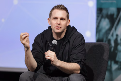 Max Schrems est une figure clé dans le domaine de la protection des données internationales, salué pour ses efforts juridiques novateurs visant à défendre les droits individuels en matière de données.