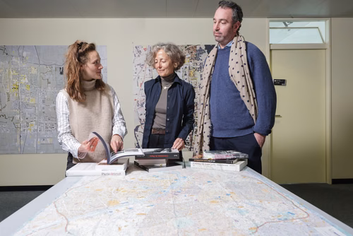 Le Centre Habitat de l’EPFL a réalisé le premier Atlas de Paysages de Paris, remportant un concours organisé par la ville et l’Etat français. L’étude inclut des cartes et des répertoires, mais aussi les perceptions de la population, dans une approche scientifique innovante.