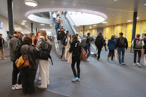 Un événement d’envergure pour préparer son avenir. Comme chaque année, l’EPFL, via son Service de promotion de l’éducation et en collaboration avec ses facultés, se réjouit d'accueillir les gymnasiennes et gymnasiens sur son campus. L’École propose de venir découvrir ses filières de formation, sa communauté estudiantine, son corps enseignant, ses équipes de recherche, les divers services dédiés aux étudiantes et étudiants débutant à l’EPFL, ainsi que les multiples associations chargées d’animer la vie socia