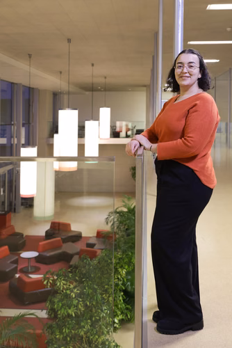 Kenza Rhachi est une étudiante curieuse du monde et passionnée par l'éducation. Originaire du Maroc, elle a effectué son Bachelor et son Master en sciences de la vie, à l'EPFL, où elle a intégré le corps d’assistanat.