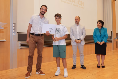 Remise des attestations aux participantes et participants aux cours organisés par le Service de Promotion des Sciences dans le canton du Jura. Avec la participation, pour cette édition, du ministre de l'enseignement, Martial Coutet et du vice-président pour l’innovation et l’impact, Edouard Bugnon