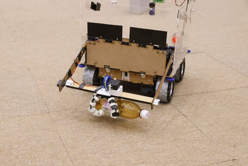 Quatre équipes de trois étudiants ont travaillé pendant un semestre pour concevoir et construire un robot de A à Z. Lors de la compétition, chacun des robots aura 10 minutes pour récolter le plus grand nombre de bouteilles vides et les ramener à la station de recyclage.
