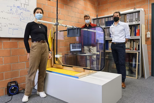 Une spin-off de l’EPFL, nu glass, a testé avec succès un système portatif permettant de rendre les vitres des trains perméables aux ondes téléphoniques. Un avantage écologique et économique important pour les compagnies de chemin de fer et les opérateurs téléphoniques qui pourront se passer de répéteurs pour assurer le confort des passagers.