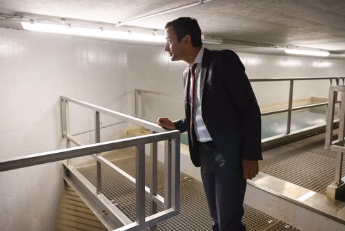 Après 3 ans de travaux, l’EPFL inaugure aujourd’hui sa nouvelle centrale thermique qui permet au campus lausannois de se chauffer et de se refroidir intégralement avec l’eau du lac et en exploitant la chaleur dégagée par son centre de données. Pour l’École, il s’agit d’une étape majeure en vue d’atteindre la neutralité carbone.