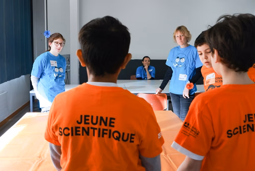 La 10ème édition du championnat de science par équipes, "Curieux et inventifs", permet à des jeunes filles et garçons de 8 à 15 ans de développer leur goût de la réflexion et de la recherche scientifique. Ils peuvent ainsi dévoiler leur inventivité dans une ambiance ludique et créative.