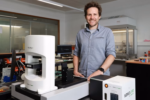 Avec Nanolive, spin-off de l’EPFL, Yann Cotte développe depuis 10 ans un microscope qui permet d’observer l’intérieur des cellules en direct, utile notamment dans la recherche de nouveaux médicaments. Il vient d’inaugurer une antenne aux États-Unis, avec en ligne de mire une entrée en bourse.