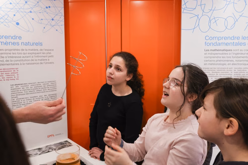 Rempli d’expérimentations ludiques, Le Bus des sciences de l’EPFL part ce printemps à la rencontre des écoles de Suisse romande. Un programme pédagogique lancé il y a quinze ans, qui a permis à plus de 45'000 enfants de découvrir les sciences et les technologies.
