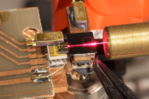 EPFL researchers have developed a hybrid device that significantly improves existing, ubiquitous laser technology.