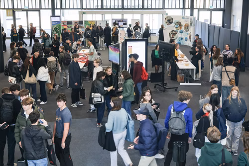 Un événement d’envergure pour préparer son avenir. Comme chaque année, l’EPFL, via son Service de promotion de l’éducation et en collaboration avec ses facultés, se réjouit d'accueillir les gymnasiennes et gymnasiens sur son campus. L’École propose de venir découvrir ses filières de formation, sa communauté estudiantine, son corps enseignant, ses équipes de recherche, les divers services dédiés aux étudiantes et étudiants débutant à l’EPFL, ainsi que les multiples associations chargées d’animer la vie socia