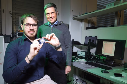 Développé par des scientifiques de l’EPFL, le premier processeur en mémoire à grande échelle s’appuyant sur des matériaux semi-conducteurs bidimensionnels pourrait réduire significativement l’empreinte énergétique du secteur des TIC.