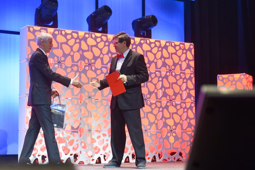La traditionnelle cérémonie de la Magistrale a mis les diplômés 2018 à l'honneur. Ils l'attendaient depuis cinq ans: ce samedi était enfin le jour de la remise des diplômes de Master de l'EPFL pour 1043 étudiants. Cet événement a réuni 3000 personnes au STCC, dont les étudiants et leur famille, leurs professeurs et de nombreux invités, parmi lesquels le Conseiller fédéral Guy Parmelin.