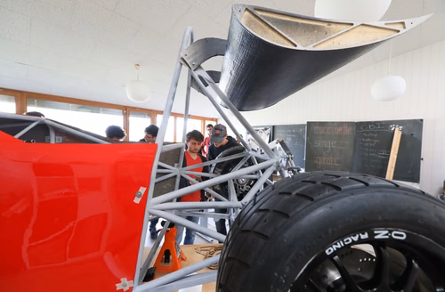La Lausanne Racing Team, composée d’une soixantaine d’étudiants de différentes sections, a dévoilé mardi 9 avril Orion, sa voiture de course pour la compétition automobile Formula Student dans la catégorie véhicules électriques