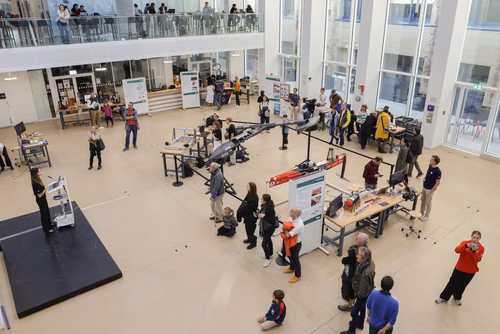La découverte des sciences et des technologies au cœur du campus, pour les adultes et les enfants.