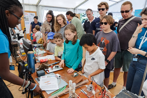 Organisée par le Musée d’histoire des sciences de la Ville de Genève, la Nuit de la science attire, à chaque édition, plus de 30’000 curieux ou passionnés de la science et propose une cinquantaine de stands, ateliers et autres animations qui permettent aux scientifiques d’aller à la rencontre du grand public. Ce dialogue est à la base d’une communication indispensable pour faire découvrir les sciences d’aujourd’hui que ce soit auprès des adultes ou des jeunes. Service de promotion des sciences de l'EPFL 