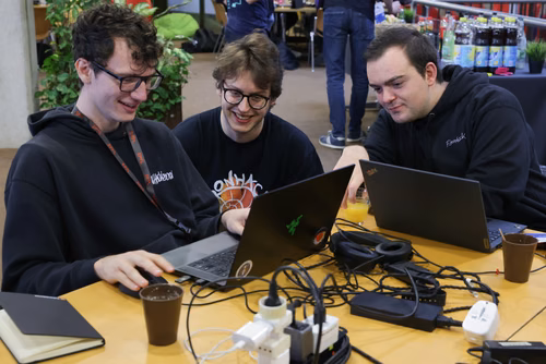 Capture The Flag (capture du drapeau) ou CTF est une compétition de cybersécurité dont le but est de faire de l’ingénierie inverse, de décrypter et de pirater des systèmes informatiques pour capturer des drapeaux et gagner des points pour son équipe. Final