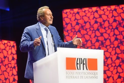  La traditionnelle cérémonie de la Magistrale a mis les diplômés 2018 à l'honneur. Ils l'attendaient depuis cinq ans: ce samedi était enfin le jour de la remise des diplômes de Master de l'EPFL pour 1043 étudiants. Cet événement a réuni 3000 personnes au STCC, dont les étudiants et leur famille, leurs professeurs et de nombreux invités, parmi lesquels le Conseiller fédéral Guy Parmelin. Daniel Borel Logitech