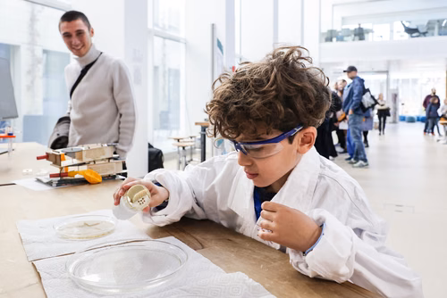 La découverte des sciences et des technologies au cœur du campus, pour les adultes et les enfants.