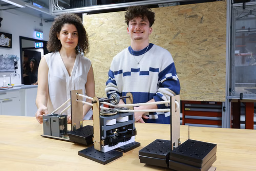PROJETS ETUDIANTS - 14 étudiantes et étudiants en génie mécanique ont choisi de passer un semestre dans la tête de Léonard de Vinci. S’appuyant sur ses dessins réalisés au 15e et 16e siècle, les futurs ingénieurs ont construit d’ingénieuses machines, les transformant même, pour mieux en comprendre leur fonctionnement.