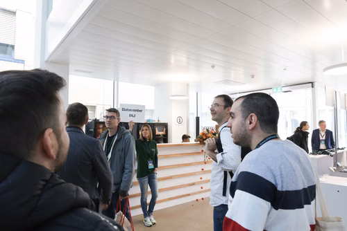 Cette année, la Faculté informatique et communications célèbre son 20e anniversaire, une étape importante dans un domaine qui s’est transformé au cours des deux dernières décennies. Durant cette période, des milliers d’étudiantes et étudiants en bachelor, en master et en doctorat ont obtenu leur diplôme, et ont ensuite contribuer à l’évolution de la branche, tant dans le milieu universitaire que dans le secteur privé.