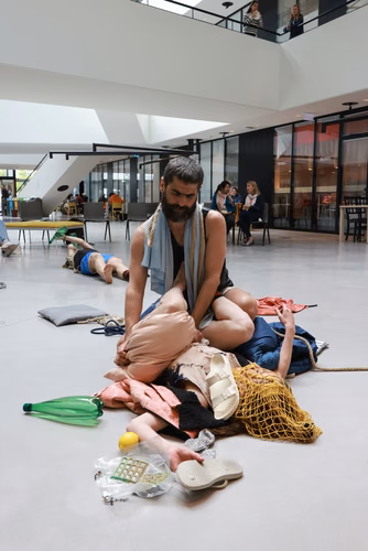 Dans le cadre du festival Les Culturelles du CDH-Culture et suite au workshop RUINED qui a permis à des étudiant·es de fabriquer une sculpture en mycelium, la performance MOLDING propose un ensemble de gestes performatifs dans le prolongement de l’œuvre vivante.