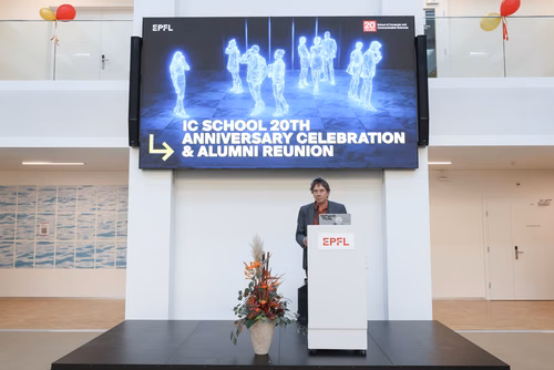 Cette année, la Faculté informatique et communications célèbre son 20e anniversaire, une étape importante dans un domaine qui s’est transformé au cours des deux dernières décennies. Durant cette période, des milliers d’étudiantes et étudiants en bachelor, en master et en doctorat ont obtenu leur diplôme, et ont ensuite contribuer à l’évolution de la branche, tant dans le milieu universitaire que dans le secteur privé.