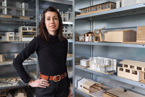 Martine Laprise, an architect and scientist at EPFL’s Laboratory of Architecture and Sustainable Technologies (LAST), oversaw the publication of a new book in 2021 in open-access format. This format is a rarity in the field of architecture, yet the pioneering approach has already shown to be worthwhile.