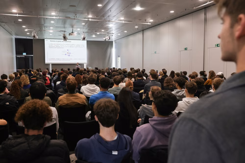 Un événement d’envergure pour préparer son avenir. Comme chaque année, l’EPFL, via son Service de promotion de l’éducation et en collaboration avec ses facultés, se réjouit d'accueillir les gymnasiennes et gymnasiens sur son campus. L’École propose de venir découvrir ses filières de formation, sa communauté estudiantine, son corps enseignant, ses équipes de recherche, les divers services dédiés aux étudiantes et étudiants débutant à l’EPFL, ainsi que les multiples associations chargées d’animer la vie socia