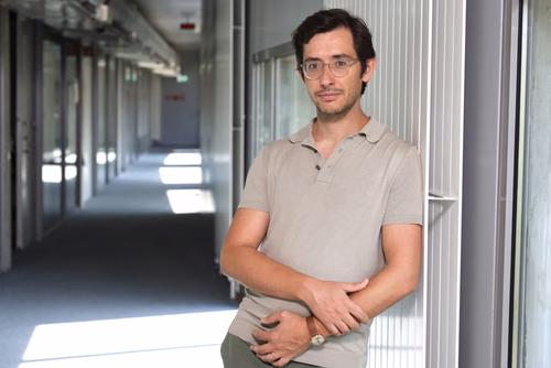 Le cœur de Davide Bavato a longtemps été tiraillé entre les mondes académique et entrepreneurial. Le meilleur enseignant de la section du management de la technologie et de l’entrepreneuriat de l’EPFL combine désormais les deux.