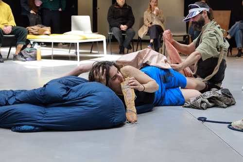 Dans le cadre du festival Les Culturelles du CDH-Culture et suite au workshop RUINED qui a permis à des étudiant·es de fabriquer une sculpture en mycelium, la performance MOLDING propose un ensemble de gestes performatifs dans le prolongement de l’œuvre vivante.