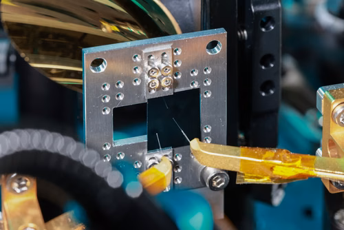 Des chercheuses et chercheurs de l’EPFL, en collaboration avec l’Université de Harvard et l’ETH Zurich, ont mis au point un nouveau circuit en couche mince qui génère des ondes de fréquence térahertz adaptables avec précision lorsqu’il est connecté à un faisceau laser.