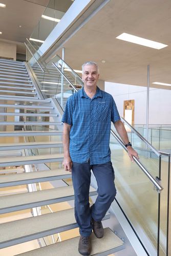 The first time Viesturs Simanis gave a lecture, things didn’t exactly go to plan: he lost half his audience in the first 10 minutes! Now, over 15 years later, he’s been named best teacher in the life sciences section at EPFL. His secret weapon? The students themselves.