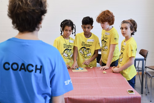 La 10ème édition du championnat de science par équipes, "Curieux et inventifs", permet à des jeunes filles et garçons de 8 à 15 ans de développer leur goût de la réflexion et de la recherche scientifique. Ils peuvent ainsi dévoiler leur inventivité dans une ambiance ludique et créative.