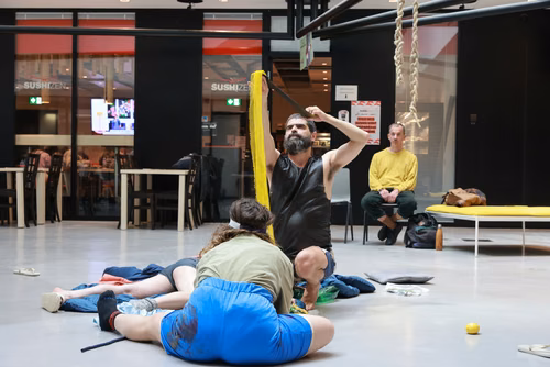 Dans le cadre du festival Les Culturelles du CDH-Culture et suite au workshop RUINED qui a permis à des étudiant·es de fabriquer une sculpture en mycelium, la performance MOLDING propose un ensemble de gestes performatifs dans le prolongement de l’œuvre vivante.