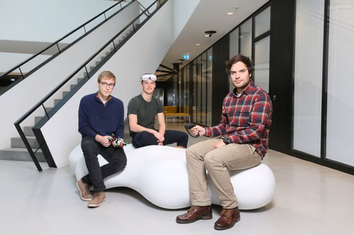 Le joystick développé par la start up MotionPilot permet de piloter un drone d’une seule main, de manière intuitive. Timothée Peter, l’un des quatre cofondateurs de la start up MotionPilot.