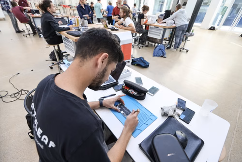 Fix N’Replace est un événement en collaboration avec les apprentis et formateurs l’école technique des métiers de Lausanne et le UP Fashion Lab de Unipoly dans le but de promouvoir la réparation des objets du quotidien. Les étudiants et collaborateurs peuvent amener leurs objets et habits défectueux et les faire réparer gratuitement !