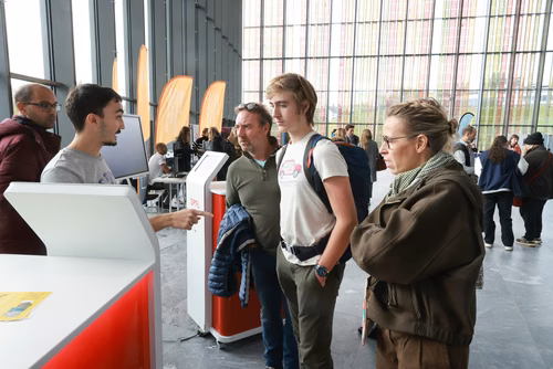 Un événement d’envergure pour préparer son avenir. Comme chaque année, l’EPFL, via son Service de promotion de l’éducation et en collaboration avec ses facultés, se réjouit d'accueillir les gymnasiennes et gymnasiens sur son campus. L’École propose de venir découvrir ses filières de formation, sa communauté estudiantine, son corps enseignant, ses équipes de recherche, les divers services dédiés aux étudiantes et étudiants débutant à l’EPFL, ainsi que les multiples associations chargées d’animer la vie socia
